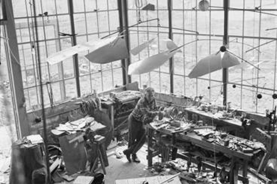 Alexander Calder in seinem Atelier in Roxbury, 1941, Fotografie von Herbert Matter © 2016 Calder Foundation, New York / ProLitteris, Zürich, Foto: © Herbert Matter, Courtesy Calder Foundation, New York / Art Resource, New York / ProLitteris, Zürich