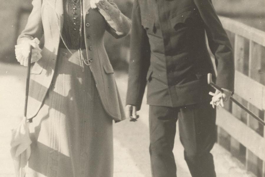 Franz Joseph I. und Katharina Schratt bei einem Spaziergang Foto von Arthur Floeck um 1895