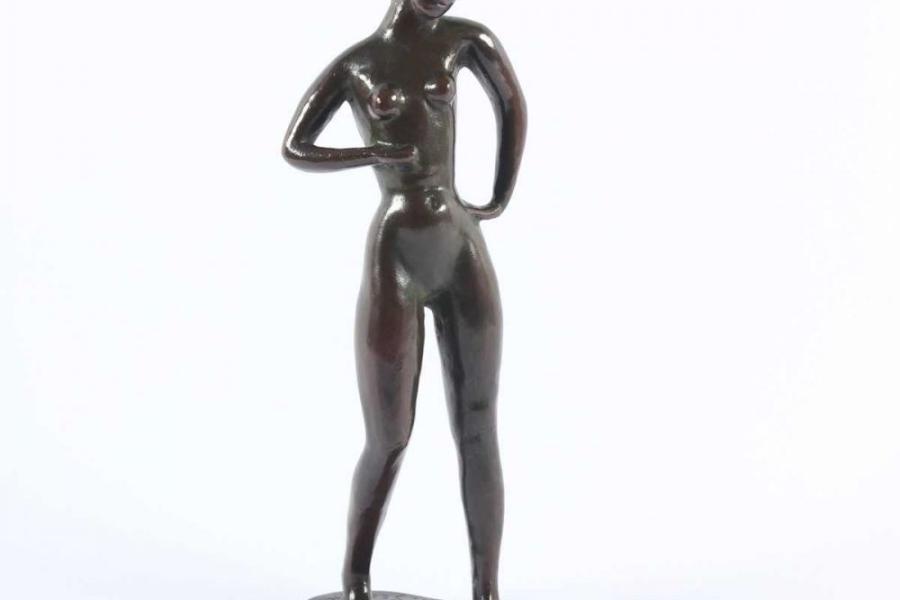 STEGER, Milly, "Frauenakt", Bronze, schwarzbraun patiniert, H 31, auf der Standfläche signiert "M.Steger". Mindestpreis:	5.000 EUR