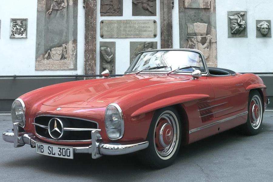 Lot 449 1958 Mercedes-Benz 300 SL Roadster  erzielter Preis € 1.067.000