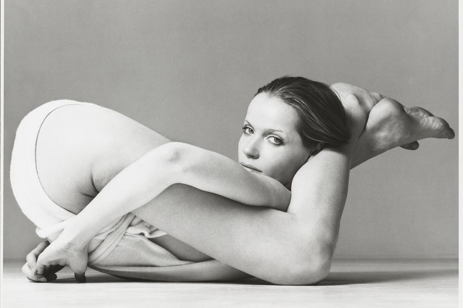 Richard Avedon, Verushka, Wrap by Giorgio de Sant‘Angelo, New York. 1972 © The Richard Avedon Foundation. Abdruck nur in Verbindung mit einer Berichterstattung zur o.g. Ausstellung in den Deichtorhallen Hamburg und bei Copyrightnennung. Die Bilder dürfen nicht beschnitten, vergrößert oder verändert werden. Es darf kein Text über die Bilder gelegt werden. Die Verwendung der Bilder in sozialen Netzwerken ist nicht gestattet.