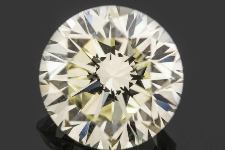 Loser natürlicher Brillant Circa 4,55 kt, IF/Yellow. IGI-Diamant-Report von 1993 vorhanden. Aufrufpreis:	28.000 EUR