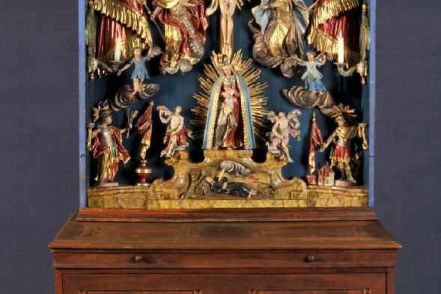 Hausaltar mit Figuren 14 Figuren (Christus, Gottvater, Schmerzensmutter, 5 Heilige, 4 Engel) mit Baldachin, Appliken und Wandkerzenhaltern,