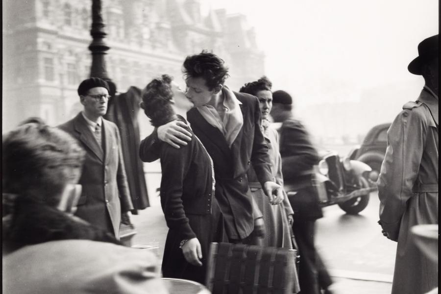 Robert Doisneau (1912–1994), „Le baiser de l`Hôtel de Ville“, Paris 1950 © WestLicht Photographica Auction