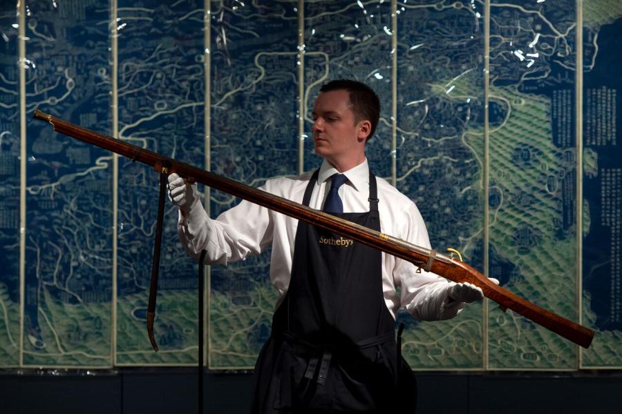 A SUPERB IMPERIAL MATCHLOCK MUSKET QIANLONG MARK AND PERIOD 176.5cm, 69½in. Estimate: £1,000,000-1,500,000 (HK$10,270,000-15,410,000 / US$1,330,000-1,990,000) Sold for £1,985,000 / US$2,461,400 / HK$19,198,920