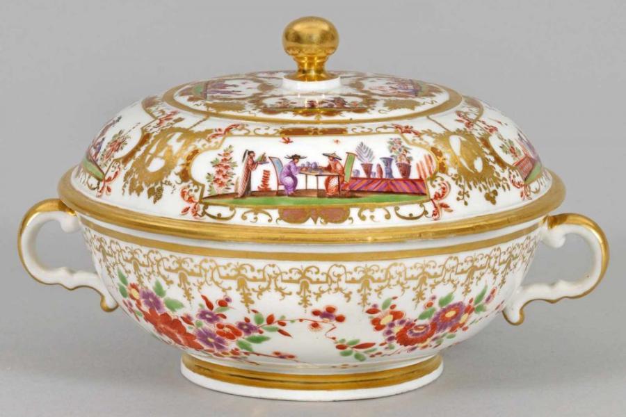 Deckelterrine mit Chinoiserien von Johann Gregoires Hoeroldt, Mindestpreis:	12.000 EUR