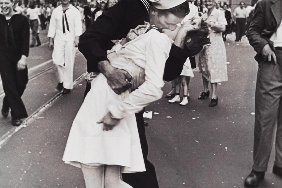 Alfred Eisenstaedt (1898-1995) „V-J Day Kiss in Times Square", New York 1945 © WestLicht Photographica Auction