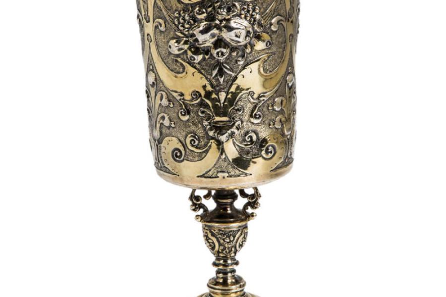 603 - POKAL Silber, vergoldet. Der getreppte Hohlfuß ist mit Zungenornamenten verziert. Schaftansatz mit reliefierten Arabesken auf punziertem Fond.  Katalogpreis: 8.000 - 9.000 €  Zuschlag: 8.000,00 EUR