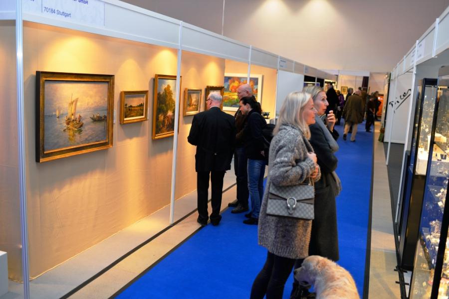 ((Bild Publikum, Bildnachweis: Messe Sindelfingen)): Begeistert und entspannt: Die Antik & Kunst lockte – zusammen mit ihrer