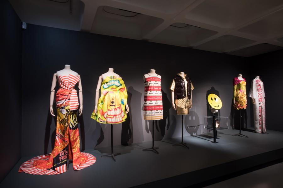 Ausstellungsansicht The Vulgar. Fashion Redefined, Barbican Centre, London Foto: © Barbican Centre