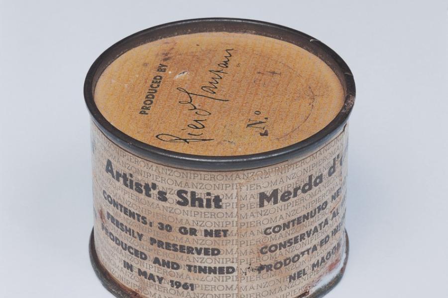 Piero Manzoni, Merda d’artista, 1961 Sammlung Klewan, Piero Manzoni: © VG Bild-Kunst, Bonn 2016 Metalldose mit bedruckter Banderole 4,8 x 6,4 cm