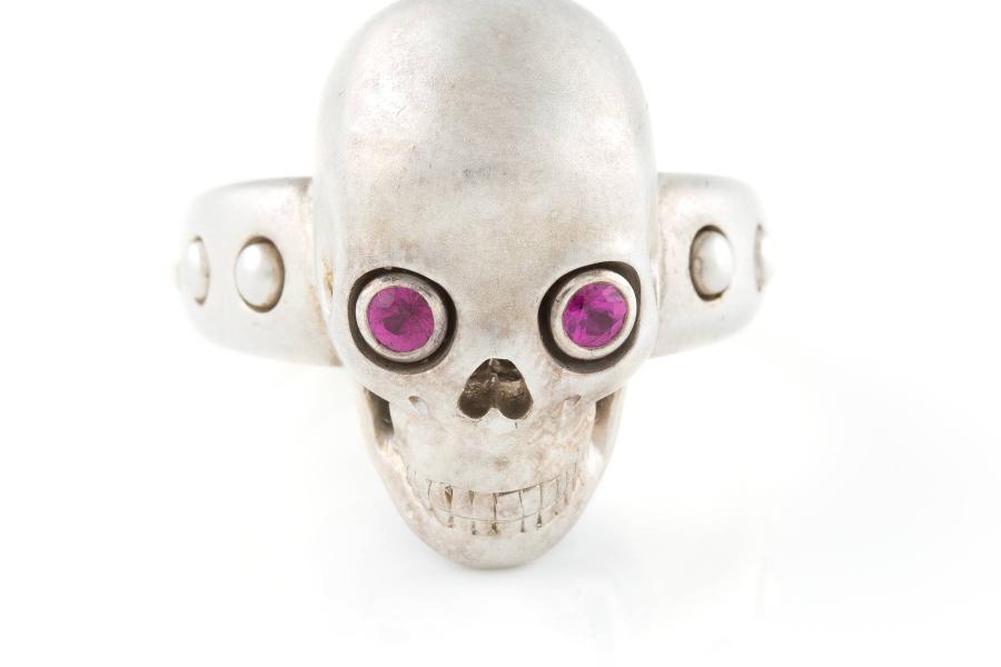 SKULL-RING 'GEORG HORNEMANN', Düsseldorf, Georg Horne-mann, 21. Jh., Silber, Rubine. Einzelanfertigung. Limit 300,- €