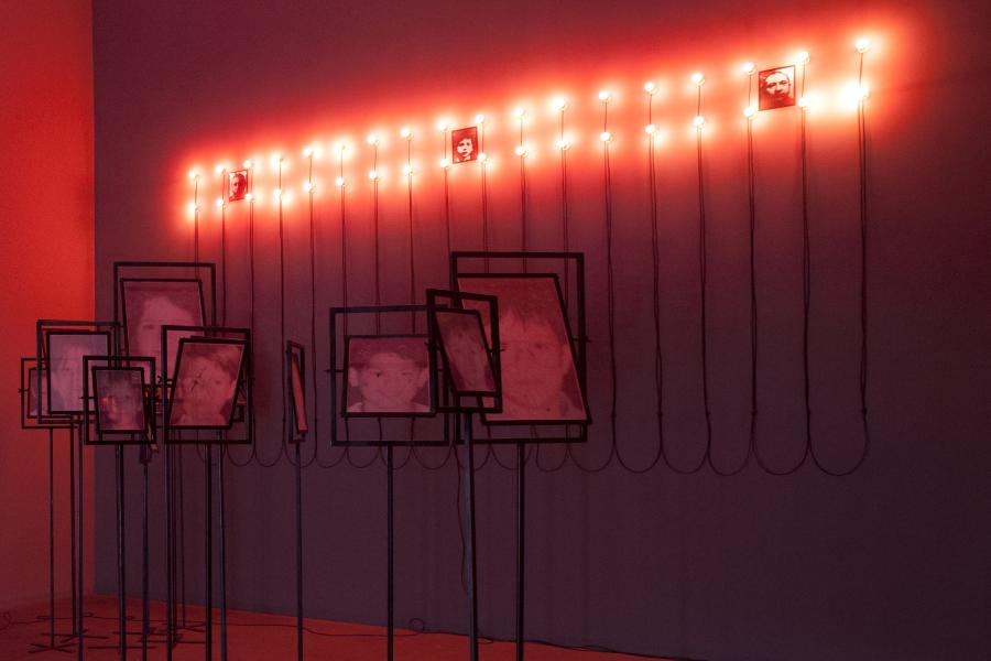 Boltanski, Christian 2000 Each photograph 25 x 19 cm, installation ap- prox. 3 x 6m Lumières 3 framed photographs, 36 LED and cables Foto: Kewenig Berlin | Palma