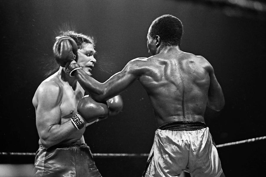 Gerhard Sokol Wien, Stadthalle, 1972: Der nigerianische Boxer Nojim Maiyegun erwischt seinen Gegner mit einem seitlichen Hieb, in Wien als "ordentliche Watschn" bekannt © Gerhard Sokol