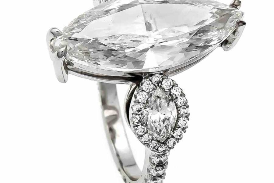 Brillant-Ring WG 750/000 mit einem Diamanten im Navetteschliff 5,02 ct hochfeines Weiß (E) / Lupenrein (IF), 19,75 x 8,56 x 4,37 mm, Politur sehr gut und Symmetrie sehr gut, zwei Diamanten im Navetteschliff, zus. 0,46 ct hochfeines Weiß (E) / VVS-VS und 50 Brillanten, zus. 0,42 ct hochfeines Weiß / VVS-VS, mit IGL-Wertexpertise über _ 392.070,-  Mindestpreis:	55.000 EUR