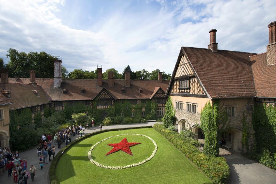 Vor 100 Jahren eingeweiht: Schloss Cecilienhof in Potsdam. Foto: SPSG/Leo Seidel