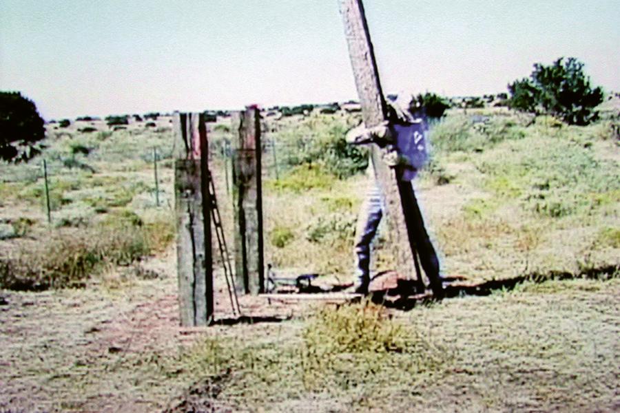 Bruce Nauman, Setting a Good Corner (still) (Allegory & Metaphor), 1999 Video (Farbe, Ton), 59:30 Min., The Museum of Contemporary Art, Los Angeles. Schenkung von Alan Hergott und Curt Shepard, Still: Courtesy the artist and Sperone Westwater, New York, © Bruce Nauman / 2018, ProLitteris, Zurich