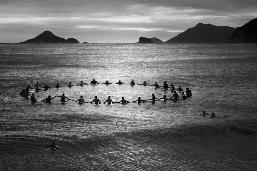 Olaf Heine, Paddle Out, Recreio dos Bandeirantes, 2013, © Olaf Heine + Courtesy IMMAGIS Gallery