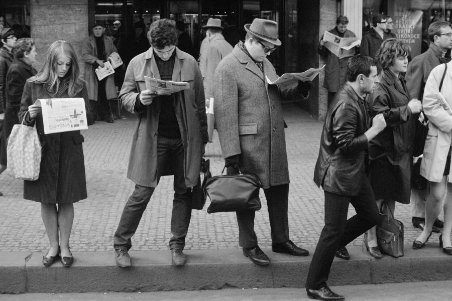 Robert Lübeck Zeitungslesende als sichtbares Zeichen der neuen Pressefreiheit, Prag, 17. April 1968 © Archiv Robert Lebeck