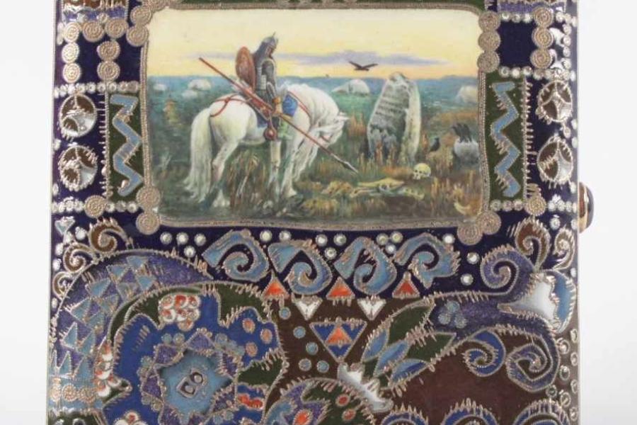 EXQUISITES ZIGARETTENETUI, 88/oo, innen vergoldet, auf den Deckeln reiches Cloisonnédekor  Mindestpreis:	5.000 EUR