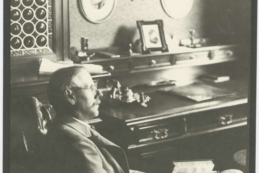 Peter Rosegger in seinem Arbeitszimmer in Krieglach, Fotograf: F. J. Böhm, um 1910, Universalmuseum Joanneum, Multimediale Sammlungen