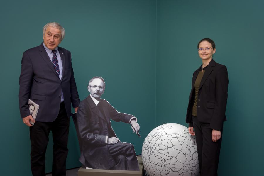 Gerald Schöpfer (wissenschaftlicher Leiter) und Astrid Aschacher (Kuratorin) in der Ausstellung "Waldheimat und Weltwandel", Foto: UMJ/N. Lackner