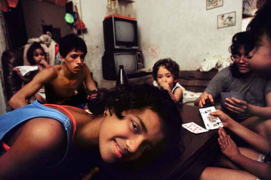 Joseph Rodriguez Saturday Night Cards, Rodriguez Family Spanish Harlem, New York, 1987 © Joseph Rodriguez courtesy Galerie Bene Taschen