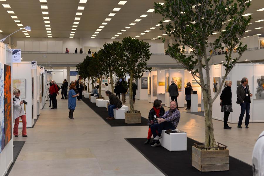 ((Bild Allee; Bildnachweis: Messe Sindelfingen)): Freier Blick auf die Kunst: Eine „Allee“ aus Bäumen durchquert die Halle der Messe Sindelfingen.