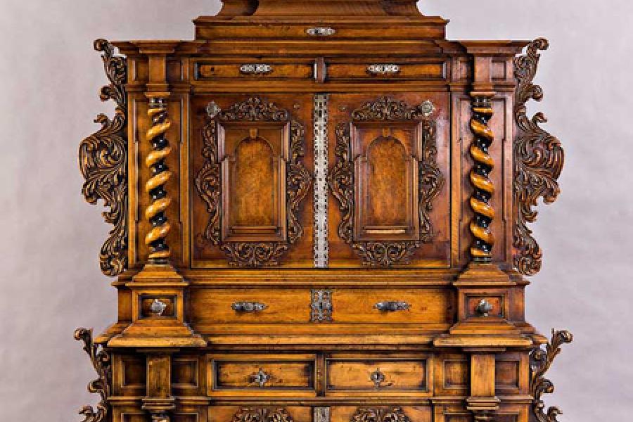 Kabinettschrank im Renaissance-Stil. Architektonisch gegliederter Korpus. Risalitartig vorspringende Plinthen, darauf Wendelsäulen. Ausrufpreis:	8000 Euro