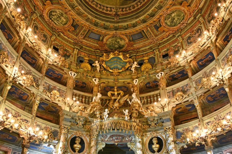 Bildtitel: Markgräfliches Opernhaus Bayreuth nach der Restaurierung, Zuschauerraum, Blick auf die Fürstenloge, die Ränge und die Decke