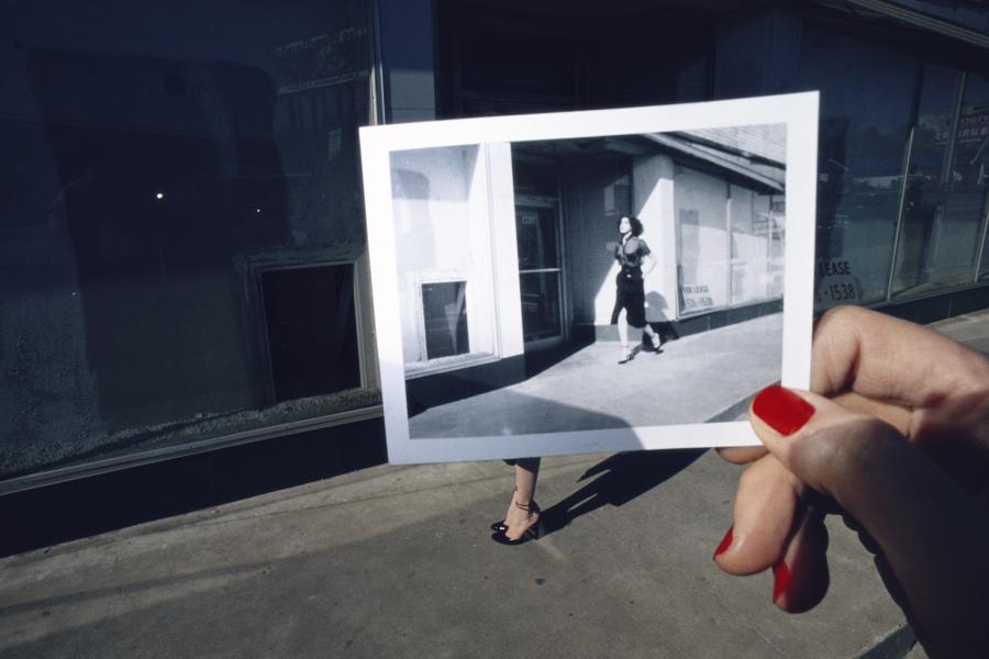 Guy Bourdin, Charles Jourdan 1978, 1978, C-Print , 88,9 x 116,8 cm, © The Guy Bourdin Estate 2017 / Courtesy of Louise Alexander Gallery