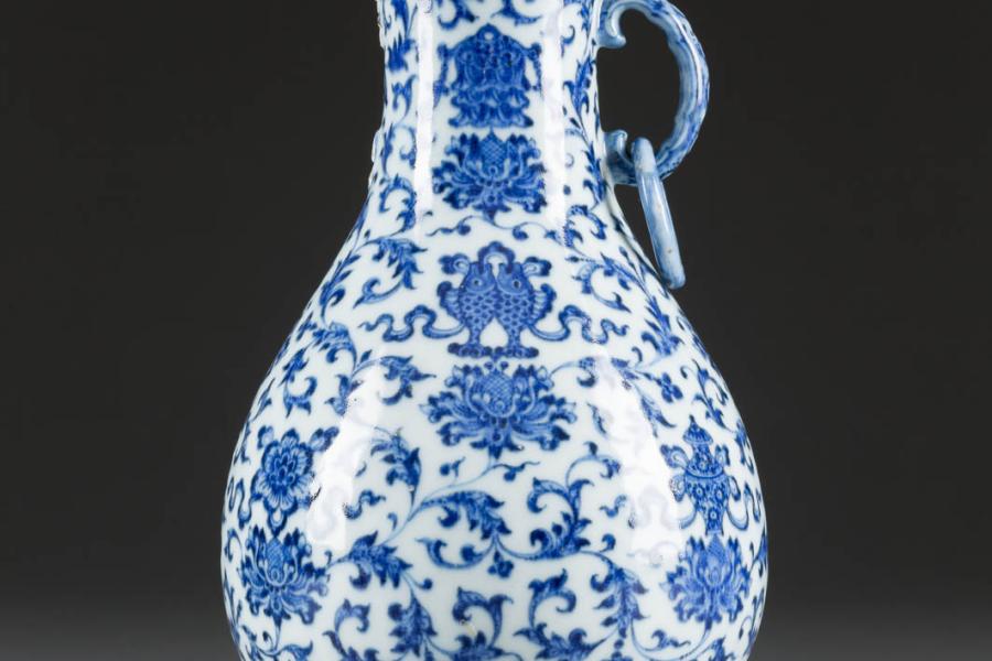 VASE MIT ACHT BUDDHISTISCHEN GLÜCKSSYMBO-LEN, China, um 1800, Porzellan, unterglasurblaue Bemalung. H. 24,2 cm. Provenienz: Alte Düsseldorfer Privatsammlung. Erlös 300.000,- €