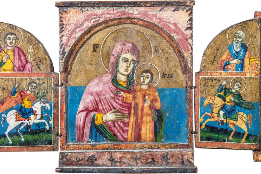 210 - TRIPTYCHON Tempera auf Kreidegrund auf Holz. Das zentrale Bildfeld zeigt die Gottesmutter von Kasan. Der Heilige Georg und Demetrius erscheinen auf den Flügeln. 27 x 43 cm (geöffnet) Griechenland, um 1900 Katalogpreis: 180 - 220 €