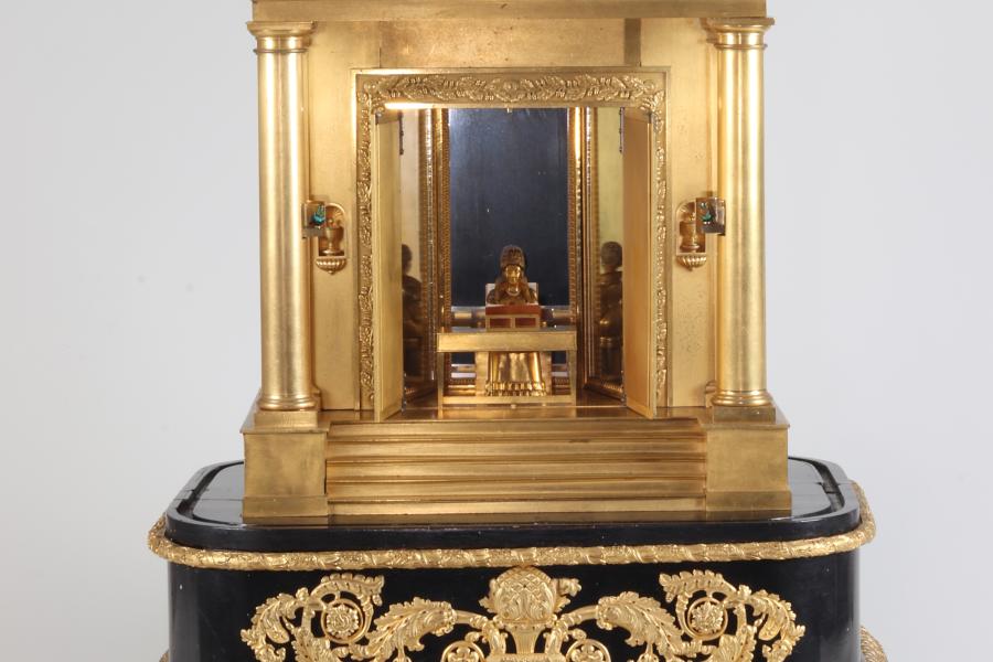 Seewener Tempelautomat mit Pianistin Goldener Tempel mit Pianistin und pfeifenden Vögeln in den Säulen Musikwerk im Sockel mit 2 Kämmen mit 85 und 89 Tönen, 3 Melodien Pianistin musiziert zum Musikwerk, Vögel pfeifen anschliessend Musikdose: François Nicole, Genf; Uhrwerk: Moulinié & Co., Genf Frères Rochat, Genf, um 1830 LM 71888