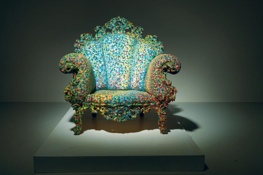 Fauteuil "Poltrona di Proust", Entwurf Alessandro Mendini 1978, Ausführung 1990, handbemalt mit pointillistischem Muster, signiert mit "90 A. Mendini" und Widmung an den bisherigen Besitzer. Schätzwert € 30.000 - 50.000