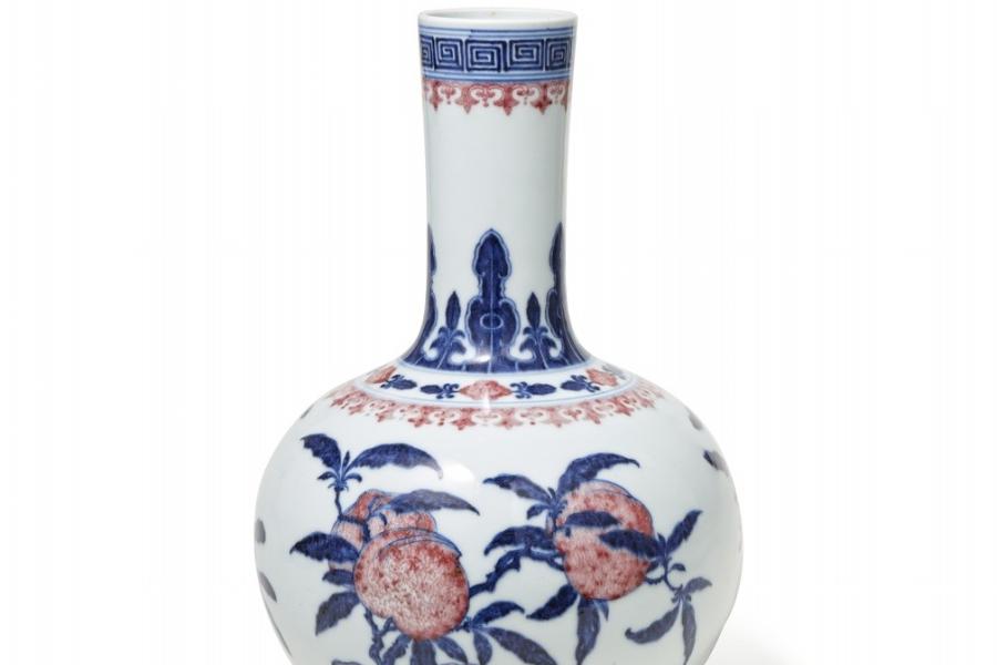 Nr. 378 519 Paar blau glasierte Vasen China, Yongzheng-Periode (1722 – 1735) Porzellan, H 19,5 cm Ergebnis: € 359.600,-