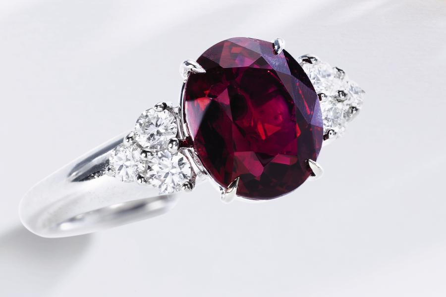 Lot 814 - Ruby and diamond ring- Fine Jewels Geneva 14 June 18