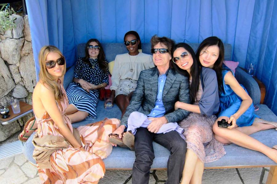 Jean Pigozzi Dasha Zhukova, Shyla Monroque, Mick Jagger, Wendi Deng and Xin Li, 2011 Villa Dorane, Antibes © Jean Pigozzi courtesy IMMAGIS Galeri