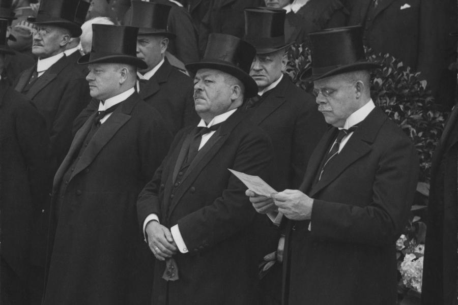 Alex Stöcker Minister Stresemann Präsident Ebert und Reichskanzler Marx während der Gedenkveranstaltung für die Gefallenen Berlin 1924 Stiftung F.C. Gundlach