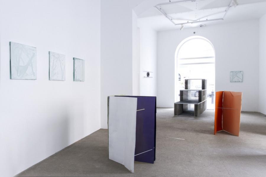 Michael Kienzer  grau und farbig Ausstellungsansicht exhibition view, Galerie Elisabeth & Klaus Thoman, Wien Vienna, 2018 Foto photo: © Galerie Elisabeth & Klaus Thoman/Lena Kienzer