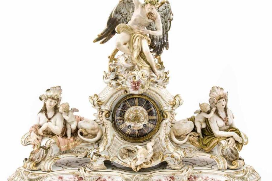 Monumentale Porzellan Prachtkaminuhr, KPM Berlin, um 1900, 1. W., Reichsapfelmarke, figürliche Kamin-Uhr Mindestpreis:	25.000 EURO