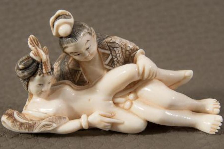 Erotisches NETSUKE. Elfenbein geschnitzt, teilweise farbig gearbeitetes Dekor eines Pärchens beim Liebesspiel. Länge ca. 6,8 cm. Bodenseitig signiert. China/Japan um 19./20. Jhd.  Artikel-Nr. 7600 Ausruf € 1000