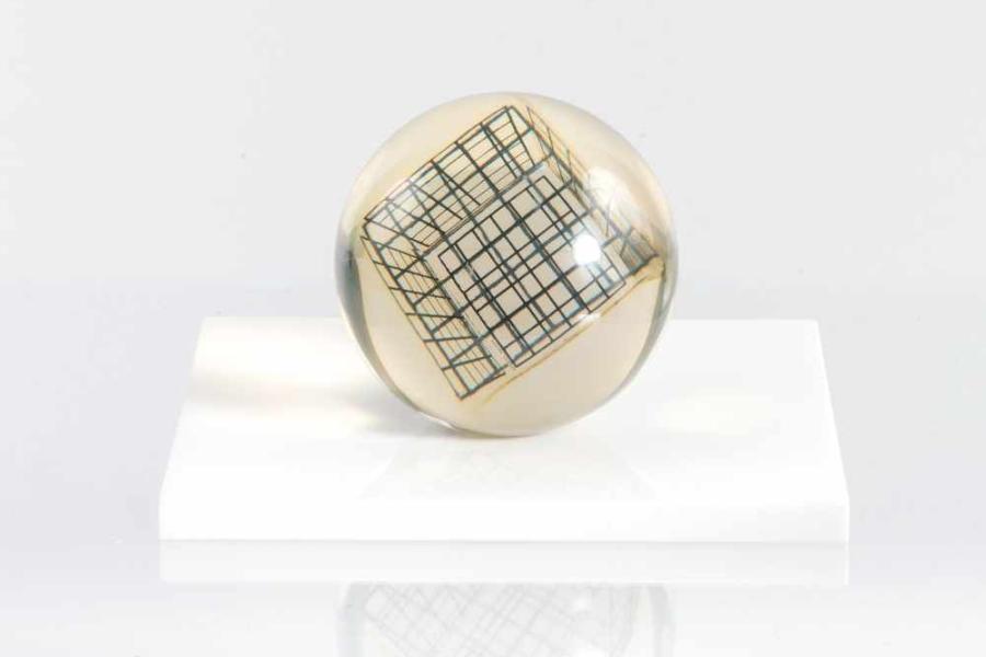 Enzo Mari 'Deformazione ottico-dinamica di un cubo in una sfera, serie a reticolo G', 1959-63 H. 10,5 x 19 x 19 cm; Dm. 9,5 cm.  Danese, Mailand, 1959-63. Schätzpreis:	1.900 - 2.500 EUR