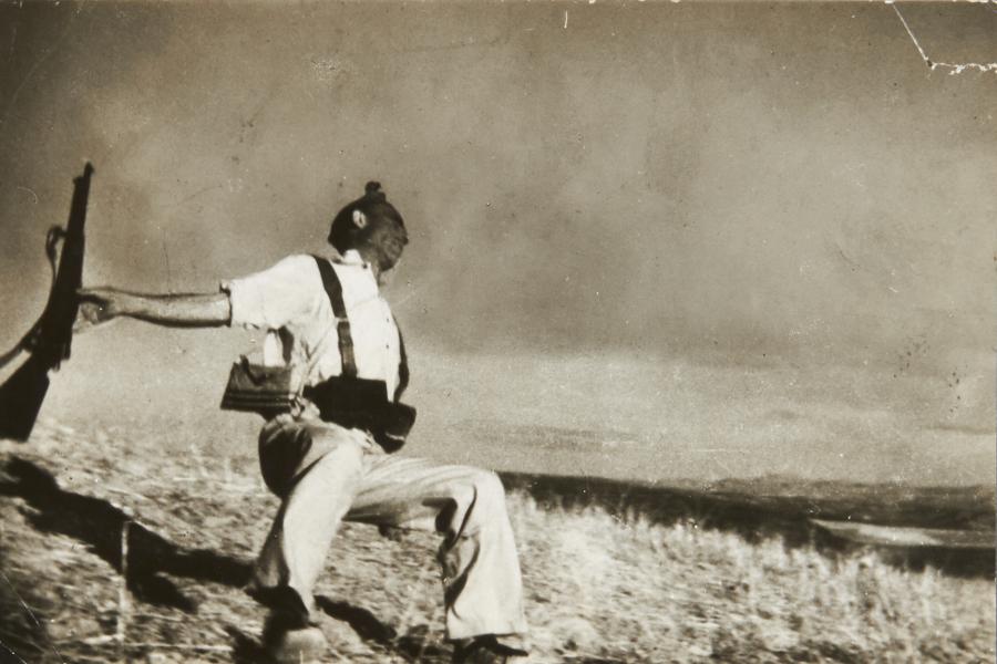 ROBERT CAPA (1913–1954) ‘The Falling Soldier’ (Loyalist Militiaman at the Moment of Death), Córdoba front, September 5th, 1936 Silbergelatine-Abzug, Vintage 12,4 x 18,6 cm Rückseitig "Black Star" Stempel und diverse handschriftliche Notizen © WestLicht Photo Auction