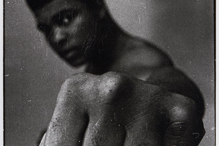 THOMAS HOEPKER (* 1936) ‘Muhammad Ali (dark fist scratched)’, Chicago 1966 Silbergelatine-Abzug, 2000er-Jahre 58,6 x 41,6 cm Rückseitig signiert und nummeriert, gestempelt, Edition-Nr. 7/20 Startpreis: 4.500 € / Schätzpreis: € 8.000-10.000