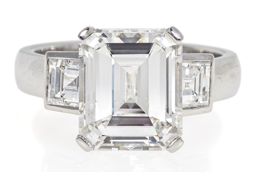 Diamant-Ring Deutschland | Um 1990 750/-Weißgold 1 Diamant im Emerald Cut ca, 5,02ct | G | VS1 Taxe: 90.000 - 100.000 Euro