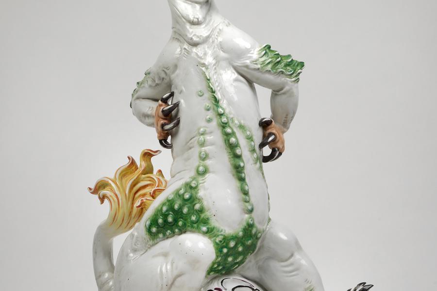 Hugo Meisel (1887 – 1966) Großplastik Glücksdrache „Gute Zeiten“, Figur der Ausstattung des Leipziger „Porzellan Palais“, die zur Frühjahrsmesse 1921 eröffnet wurde. Ausführung: Aelteste Volkstedter Porzellanmanufaktur, Höhe 99,3 cm Schätzwert € 35.000 – 45.000