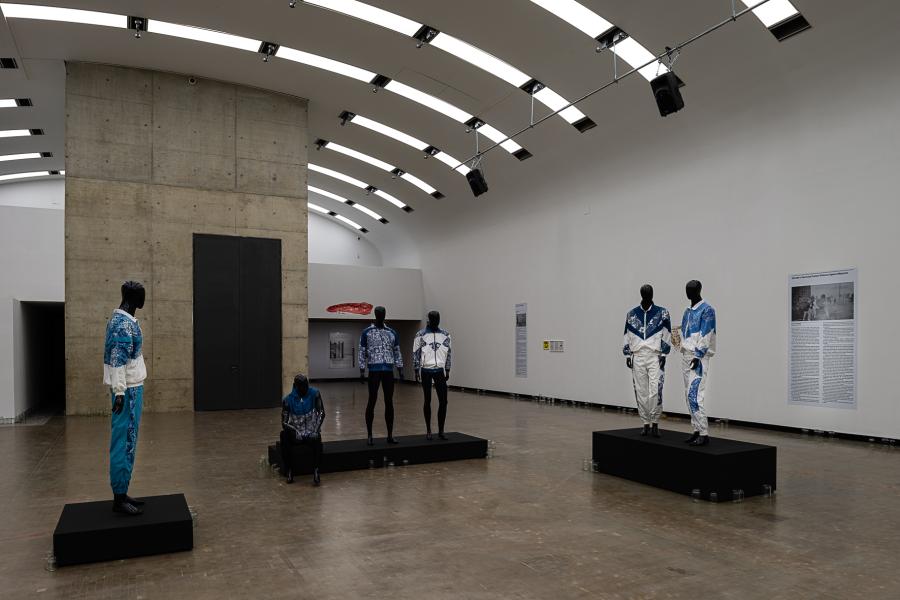 Ausstellungsansicht: Time Is Thirsty, Kunsthalle Wien 2019, Foto: Jorit Aust: Willem de Rooij, Body Warmer, Size S; Jacket, Size S; Jacket, Size L; Tracksuit, Size XL; Tracksuit, Size XL; 3-Part Track Suit (Jacket, T-Shirt, Pants), 2015, Courtesy der Künstler und Galerie Daniel Buchholz, Berlin/Köln/New York