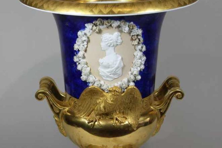 Andenkenvase, Königl. Porzellan Manufaktur Berlin, blaue Zeptermarke unter Glasur, eisenrote Reichsadlermarke (1823 - 1832) Mindestpreis:	2.000 EUR