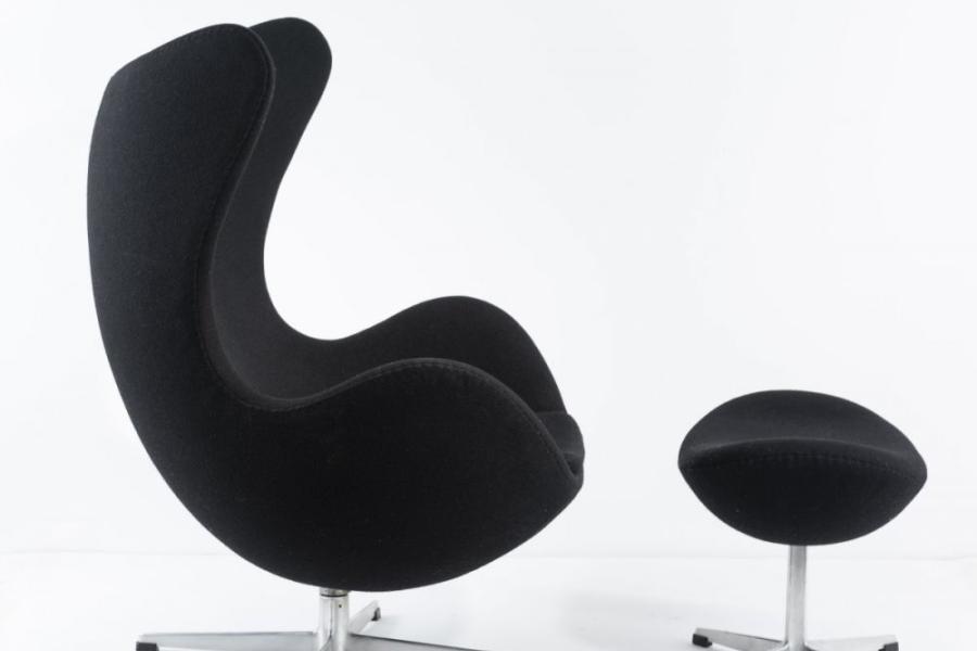 Arne Jacobsen Sessel 'Egg chair' - '3316' mit Ottoman, 1957 Sessel: H. 106,5 x 86 x 81 cm; Ottoman: H. 42,5 x 55 x 40 cm.  Fritz Hansen, Alleröd, 1963.  Aufrufpreis:	3.500 EUR Schätzpreis:	3.500 - 4.500 EUR